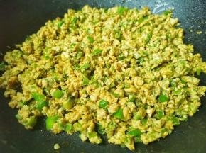 倒入青椒鸡蛋糊、中火煎熟炒散，