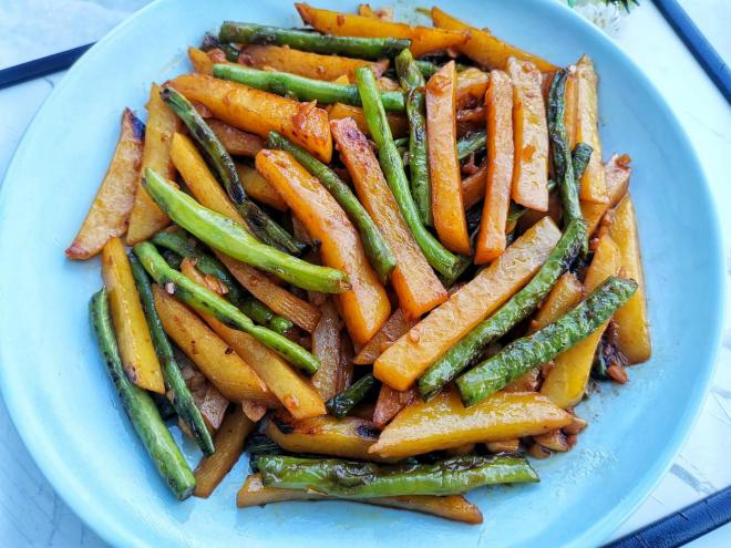 简单好吃的家常菜土豆烧豆角～