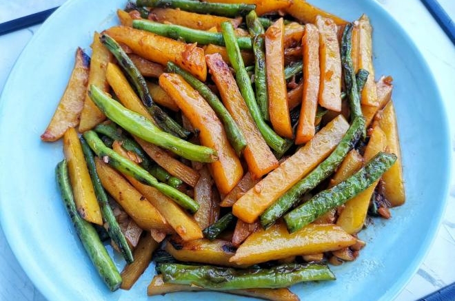 简单好吃的家常菜土豆烧豆角～