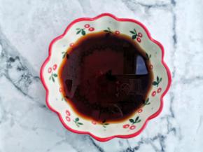 调个酱汁：碗中加2勺生抽+半勺老抽+1勺香醋+1勺蚝油+半勺糖&盐+半碗清水搅拌均匀。