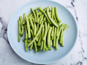 豆角切段。