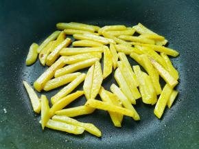 将土豆炸至表面金黄