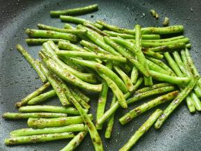 豆角炸至脱水。