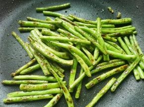 豆角炸至脱水。
