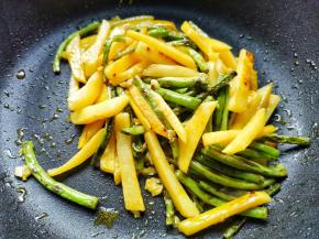 锅中留底油，加大蒜干辣椒炒香，倒入豆角和土豆炒匀，