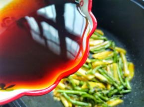 淋入酱汁，翻炒至汤汁浓稠即可。
