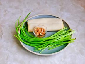 准备食材，芹菜去掉叶子，洗干净。