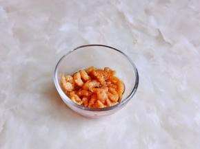 海米冷水冲洗干净，加入料酒泡软。