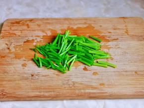芹菜切段。