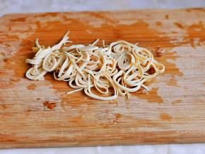 豆皮卷起来切丝。