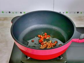 起油锅，加入辣椒，海米翻炒。