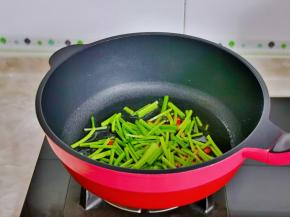 再加入芹翻炒。