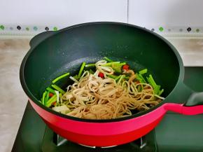 加入切好的干丝。