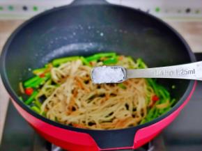 按个人口味加入盐。