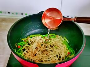 再加入1汤勺纯净水。