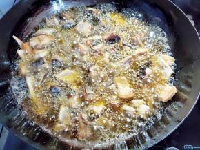 锅里倒入半锅菜籽油，然后倒入鱼干开始炸。保持中小火炸，火大容易炸糊，火太小费时间，中间要不时用锅铲翻拌，这样才炸的均匀。菜籽油炸东西比较香，而且颜色金黄比较好看。鱼干忘了拍照，一般用草鱼比较多，切块，加盐晒干。