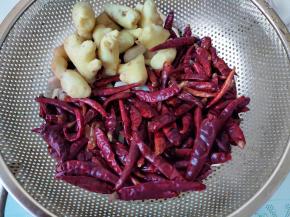 大蒜剥去外皮，姜削皮，和干辣椒一起洗干净，晾干水。然后姜和大蒜切碎，干辣椒切段。