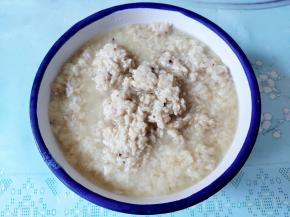 准备好酒糟，可以自己做也可以市场买。这个酒糟看着灰扑扑的，因为是我家亲戚自己种的糯米，然后粗加工成糙米，所以做出来的酒糟颜色看着不像一般的那么白。这个外面可买不到的哟。