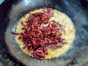 倒入干辣椒翻拌均匀，炸两三分钟。