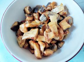 鱼干炸到表面焦黄，要炸熟，然后捞起来。等不那么烫了，可以尝一块，确定一下鱼干的咸度，这样才能决定后面调味。