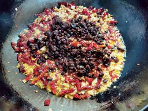 再倒入豆豉。我妈用的湿豆豉。如果用的干豆豉，最好提前浸泡一会，然后晾下水，这样豆豉的香味才容易出来。