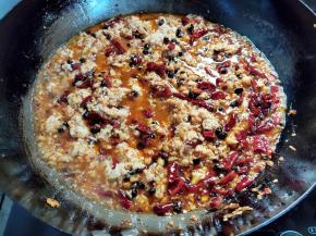 将所有配料翻炒均匀，沸腾后再煮五六分钟。这样酒糟不会再发酵。