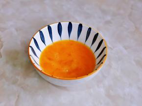 鸡蛋磕碗里，加入料酒，十三香，用筷子打散。