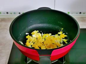 表面凝固后，用铲子铲碎。