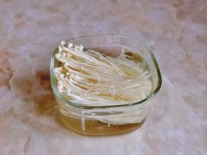 金针菇去根，洗干净，再泡盐水。