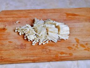 捞出挤干水分，切段。