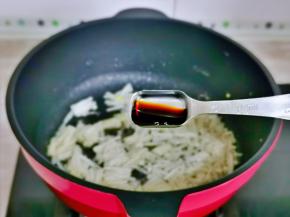 加入生抽，翻炒断生。