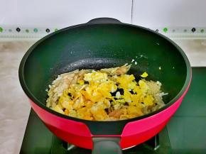 加入煎好的鸡蛋。