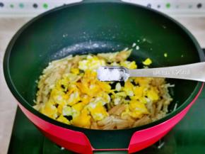 按个人口味加入盐，再加入一汤勺纯净水。