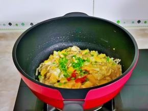 大火烧开，加入葱花，红辣椒，快速翻炒均匀关火出锅。