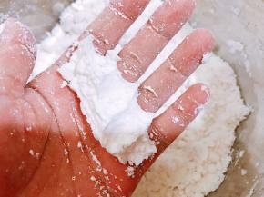 最后得到的粉类能一捏成团