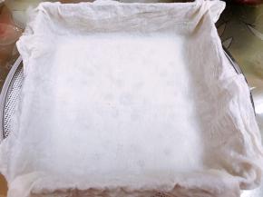 取一个慕斯圈摆在蒸格里，里面铺上湿水拎干的纱布