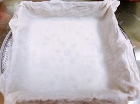 取一个慕斯圈摆在蒸格里，里面铺上湿水拎干的纱布