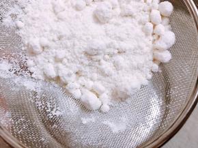 用稍微大眼的筛网过筛，用手压效果最好