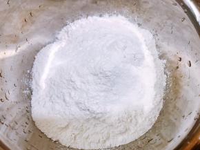 盆里加入大米粉，糯米粉和白糖拌匀