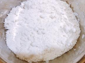 分次加入清水拌匀