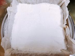 再把剩下的粉轻轻铺好，同样用刮板轻轻抹平。放入蒸锅里隔水蒸35分钟。我用的电蒸锅35分钟正好，到时间用手轻轻拍打糕体表面有弹性即可