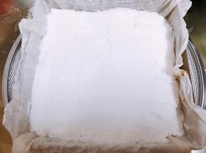 再把剩下的粉轻轻铺好，同样用刮板轻轻抹平。放入蒸锅里隔水蒸35分钟。我用的电蒸锅35分钟正好，到时间用手轻轻拍打糕体表面有弹性即可