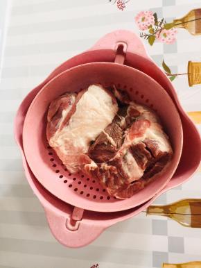 瘦肉洗净沥干水分备用！（如果用五花肉更好，今天去的有点晚，没有好的五花肉了，我就买了点瘦肉！）