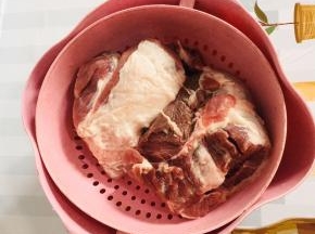 瘦肉洗净沥干水分备用！（如果用五花肉更好，今天去的有点晚，没有好的五花肉了，我就买了点瘦肉！）