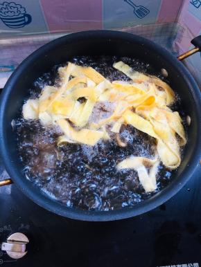 放入肉丸，紫菜和切好的蛋皮煮两分钟！