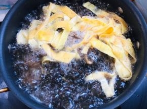 放入肉丸，紫菜和切好的蛋皮煮两分钟！