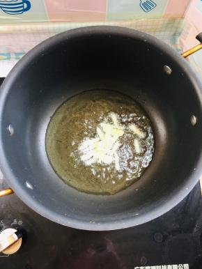 起锅烧油，放入姜丝爆香！