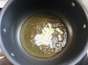 起锅烧油，放入姜丝爆香！