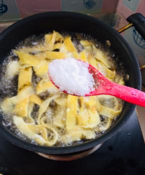 放入一勺盐调味！