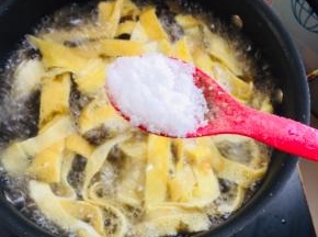 放入一勺盐调味！